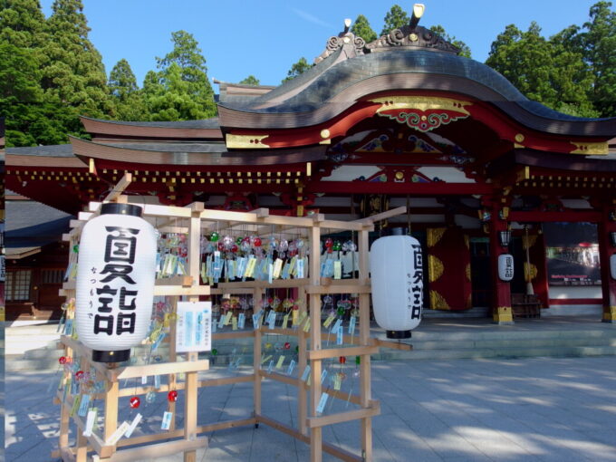 8月上旬夏の盛岡八幡宮境内に涼やかな音を響かせる風鈴