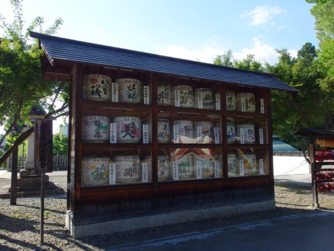 8月上旬夏の盛岡八幡宮に奉納された岩手の地酒の樽の数々