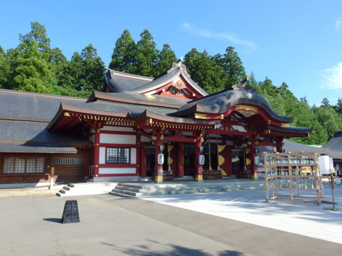 8月上旬夏の盛岡八幡宮荘厳さに溢れる拝殿でお参りを