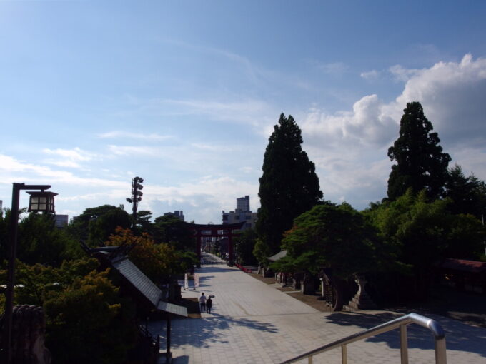 8月上旬夏の盛岡八幡宮石段から望む夏空と盛岡の街