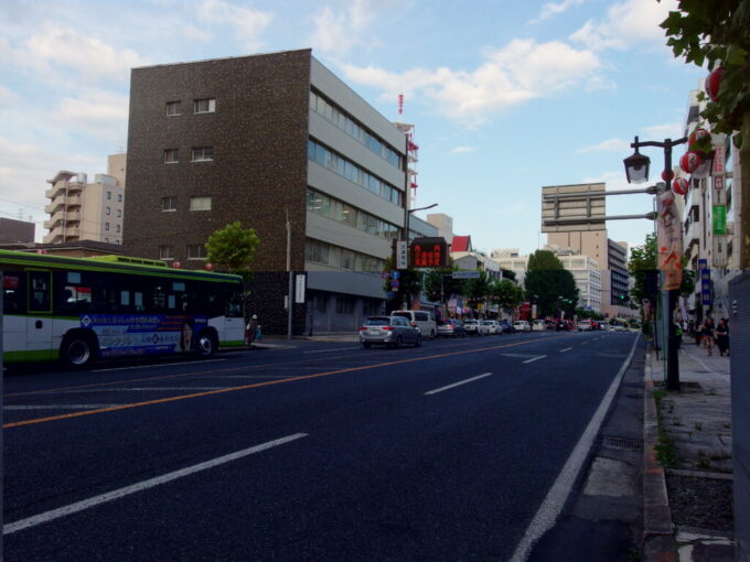 8月上旬夏の盛岡今宵のさんさ踊りに向け賑やかさを増す大通り