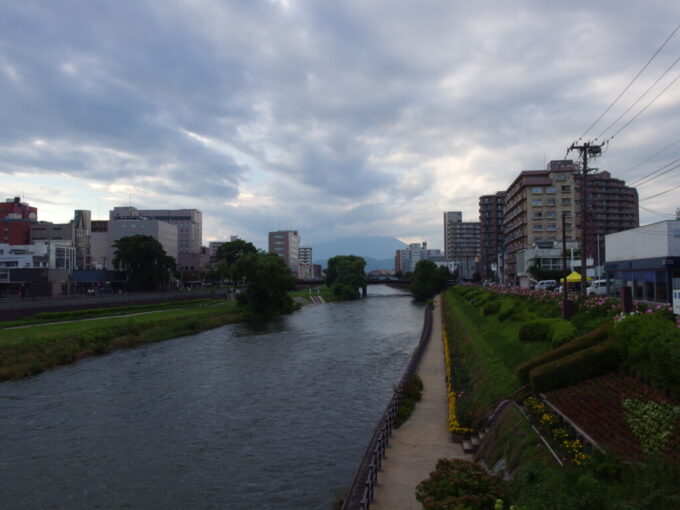 8月上旬夏の盛岡開運橋から望む頭を隠した岩手山の裾野