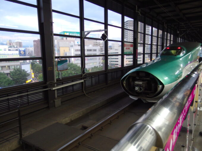 8月上旬夏の盛岡駅カバーを開け連結器をむき出しにしてこまち号を待ち構えるH5系はやぶさ号