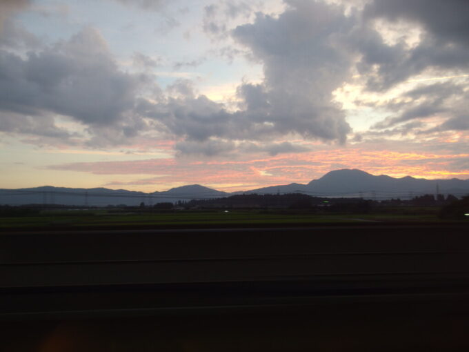 8月上旬夏の東北新幹線H5系はやぶさ号車窓を染める奥羽山脈夏の夕暮れ