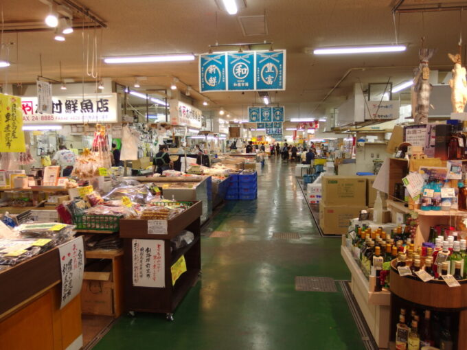 8月下旬初めての釧路和商市場開店後の新鮮な品が並ぶ場内