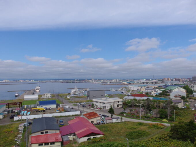 8月下旬初めての釧路米町公園の展望台から望む釧路の海と街並み