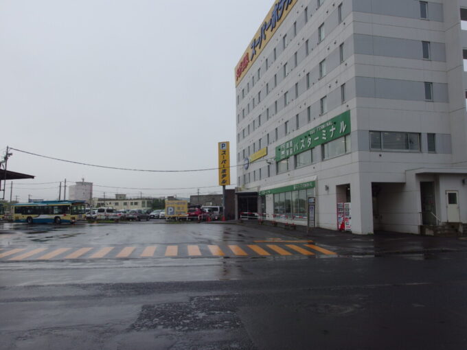 8月下旬初めての釧路雨上がりの釧路駅前バスターミナル