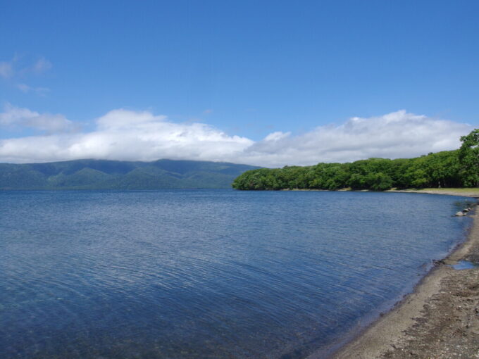 8月下旬初めての阿寒バス定期観光バスピリカ号晩夏の青空、湖水の青、外輪山の蒼さ、一面あおの世界