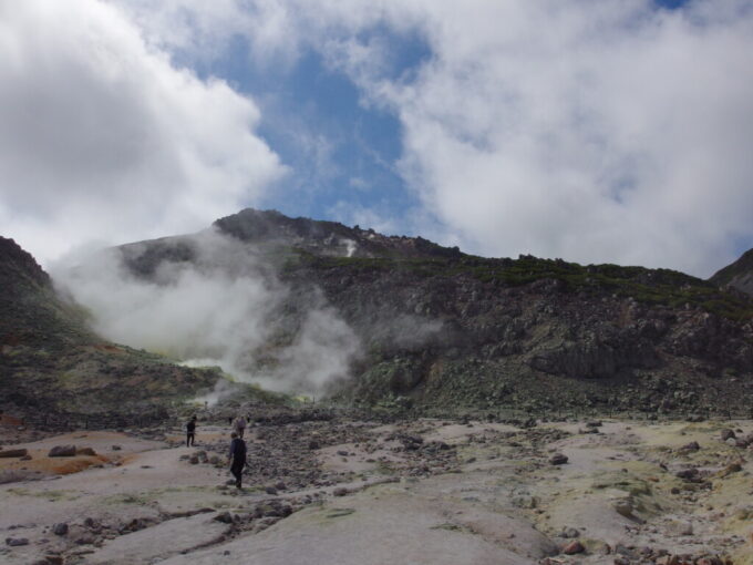 8月下旬初めての阿寒バス定期観光バスピリカ号荒涼とした硫黄山アトサヌプリ