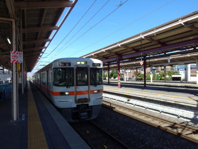 10月上旬秋晴れの塩尻駅に入線するJR東海313系中央西線普通列車木曽福島行き