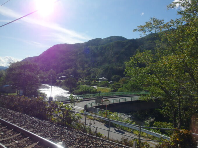 10月上旬JR東海313系普通列車木曽福島行き車窓に煌めく木曽川