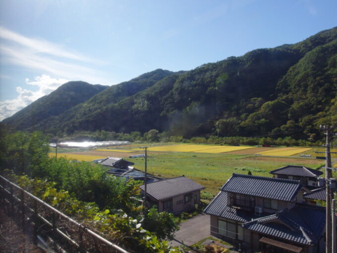 10月上旬JR東海313系普通列車木曽福島行き車窓に広がる木曽谷の秋景色