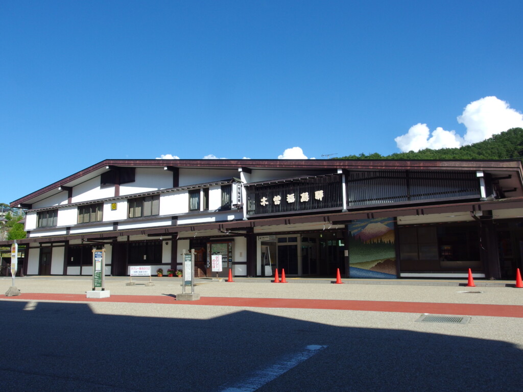 10月上旬秋晴れの中央西線木曽福島駅