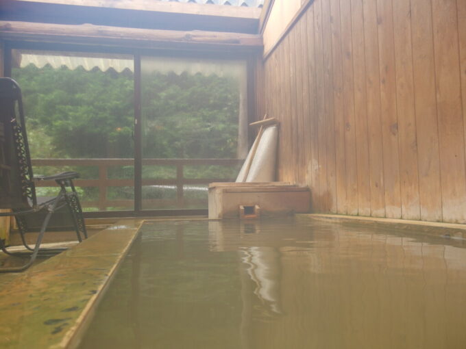 10月上旬木曽三岳の一軒宿釜沼温泉大喜泉午前中の静かな湯屋でのんびり湯浴み