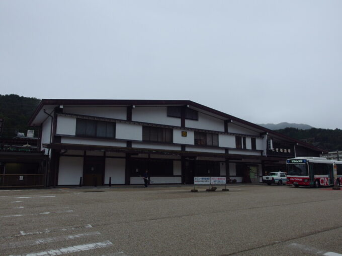 10月上旬曇天の木曽福島駅