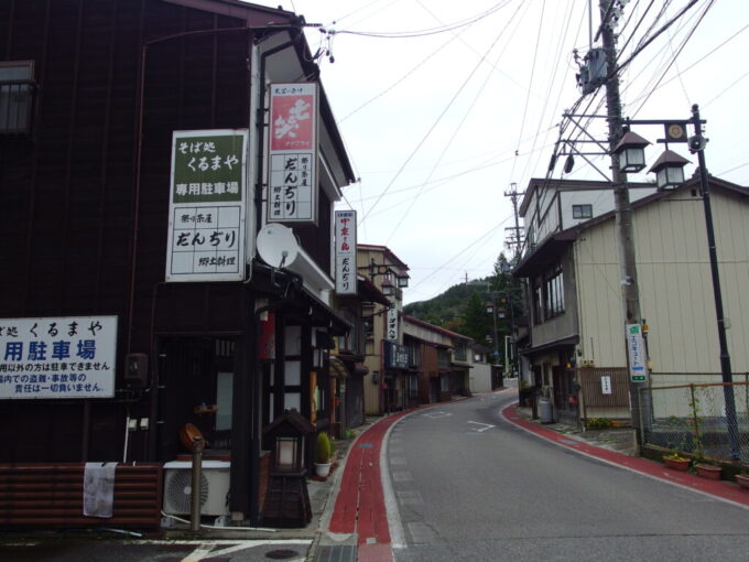 10月上旬旧中山道福島宿へと続く木曽福島の商店街