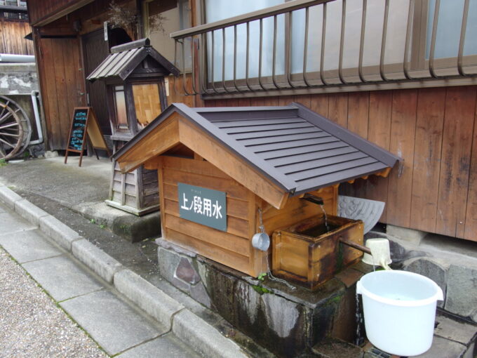 10月上旬旧中山道福島宿に湧く上ノ段用水