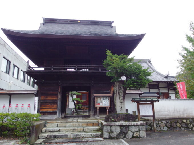 10月上旬旧中山道福島宿なまこ壁の路地を抜けた先には大通寺の重厚な山門が