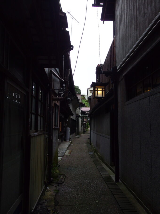 10月上旬旧中山道福島宿七笑酒造の脇からのびる伊勢町小路の渋い佇まい