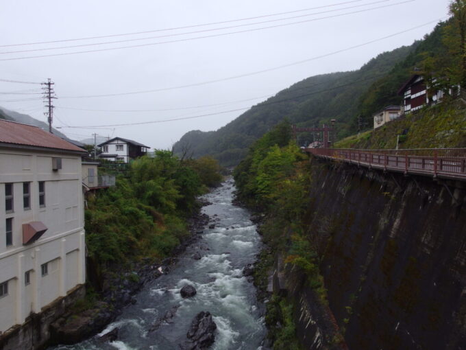 10月上旬旧中山道福島宿木曽川の谷が一番狭くなったところに設けられた福島関所その谷の狭さが分かる光景