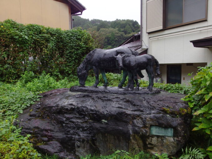 10月上旬旧中山道福島宿木曽馬親子の像