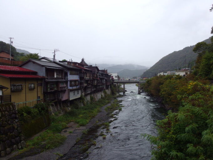 10月上旬旧中山道福島宿木曽川に沿って並ぶ崖家造り