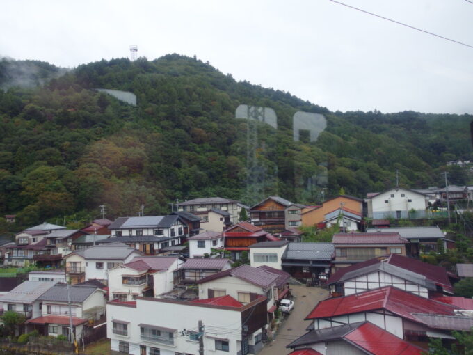 10月上旬JR東海313系普通列車松本行き車窓から眺める福島宿上ノ段の町並み