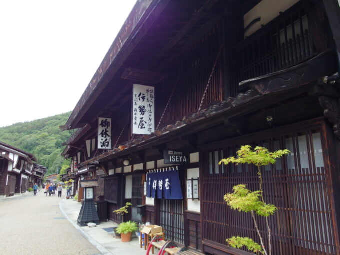 10月上旬旧中山道奈良井宿200年以上前の下問屋の町家が残る旅館伊勢屋