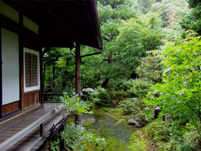 10月上旬旧中山道奈良井宿築180年を超える上問屋資料館旧手塚家座敷棟の縁側を彩る緑豊かな庭園