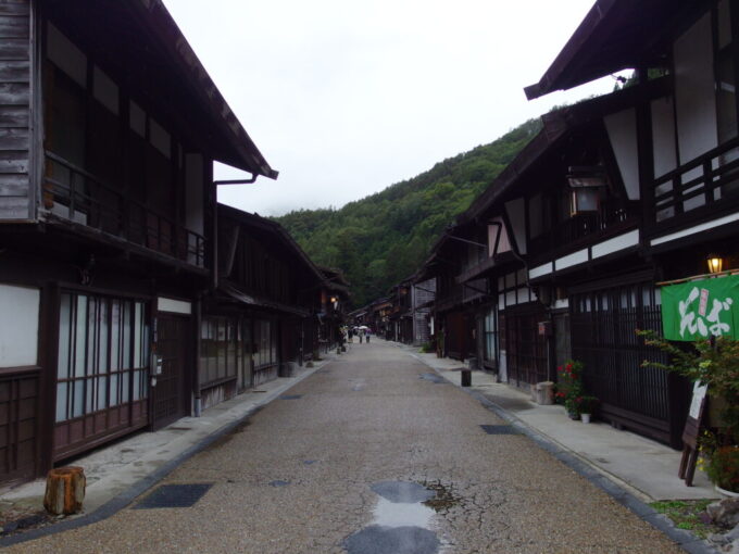 10月上旬旧中山道奈良井宿鍵の手を過ぎいよいよ鳥居峠を擁する山が迫る上町へ