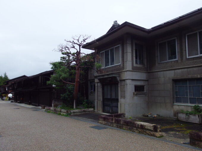 10月上旬旧中山道奈良井宿江戸時代の宿場の風情を色濃く残す奈良井宿の中で異色を放つ旧奈良井診療所の昭和レトロなモダンな洋館