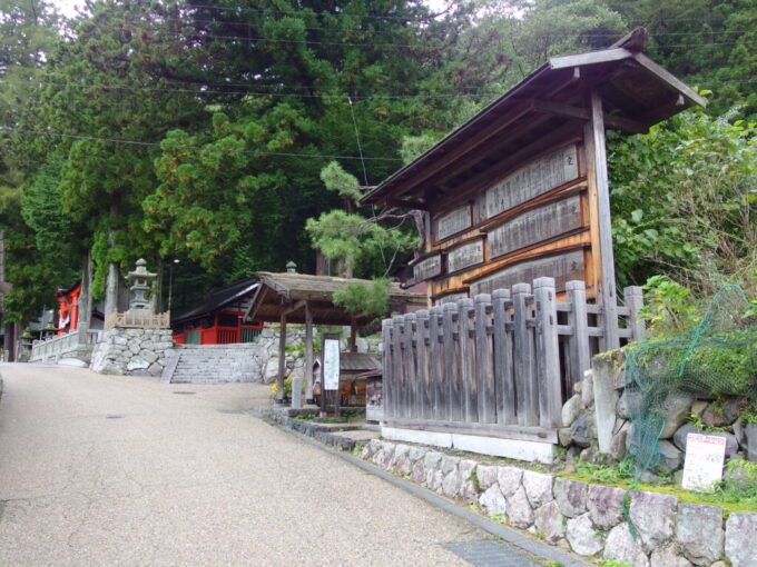 10月上旬旧中山道奈良井宿上町の終わり宿場の外れの高札場