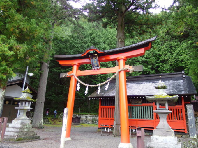 10月上旬旧中山道奈良井宿鎮神社の鮮やかな朱塗りの鳥居