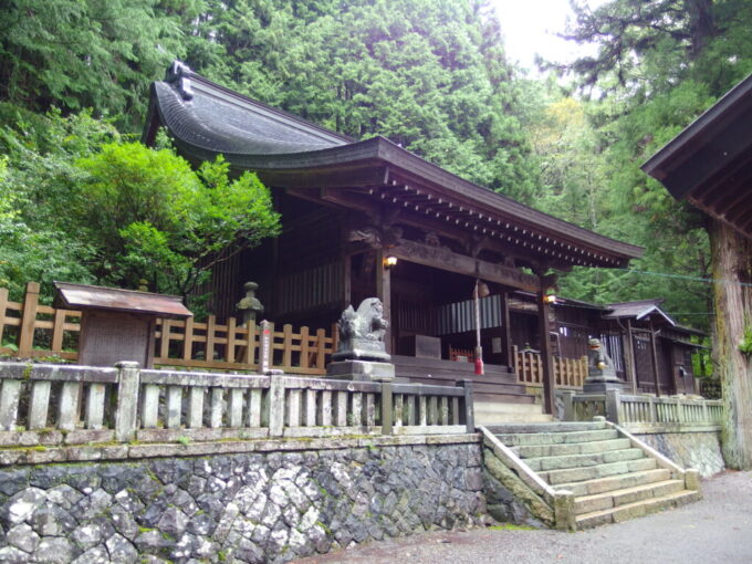 10月上旬旧中山道奈良井宿旧奈良井村鎮守鎮神社築360年を誇る荘厳な本殿