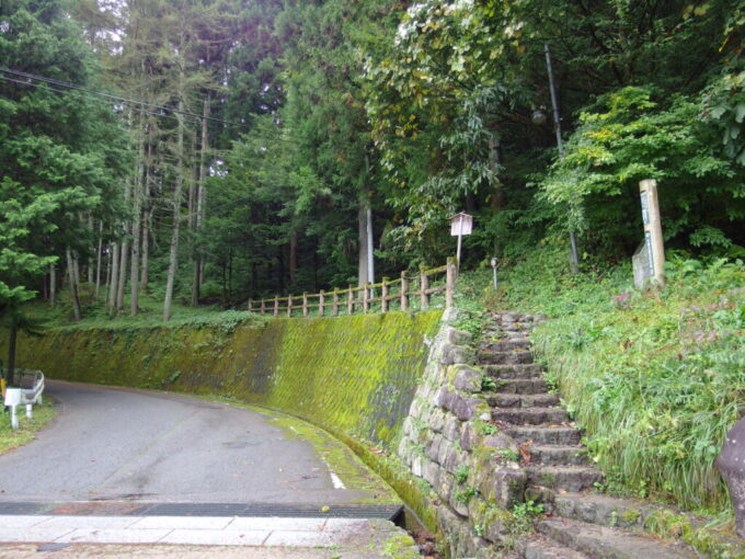 10月上旬旧中山道奈良井宿を発ち鳥居峠へと挑む旧街道の入口