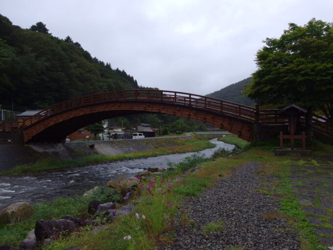 10月上旬旧中山道奈良井宿美しい木組みを見ることができる木曽の大橋