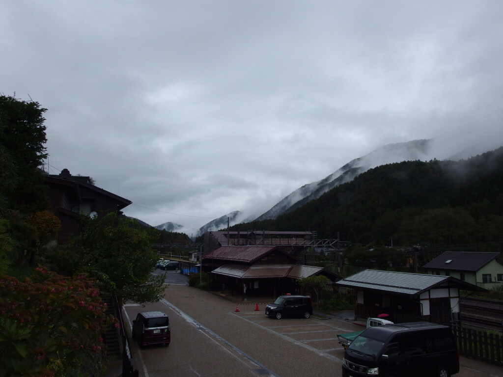 10月上旬旧中山道奈良井宿坂の上から眺める水墨画のような風景のなか佇む奈良井駅