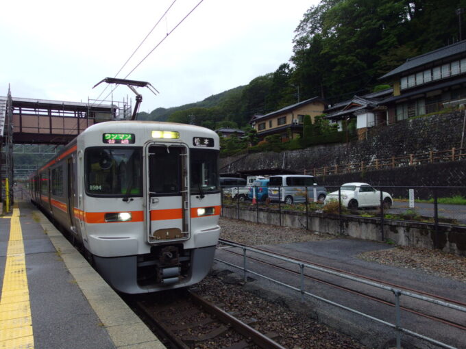 10月上旬JR東海中央西線奈良井駅に入線する313系普通列車松本行き