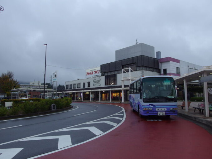 10月上旬雨の塩尻駅