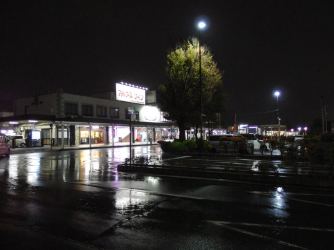 10月上旬雨に濡れる夜の塩尻駅