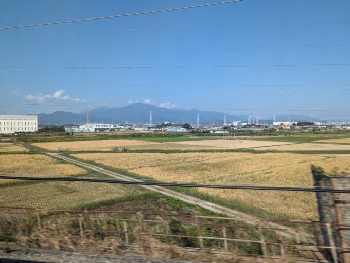 10月中旬秋晴れの東海道新幹線N700Sひかり号岡山行き車窓から眺める大山の優美な姿