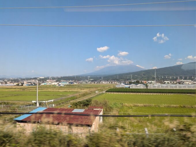 10月中旬秋晴れの東海道新幹線N700Sひかり号岡山行き車窓に姿を魅せる優美な富士山