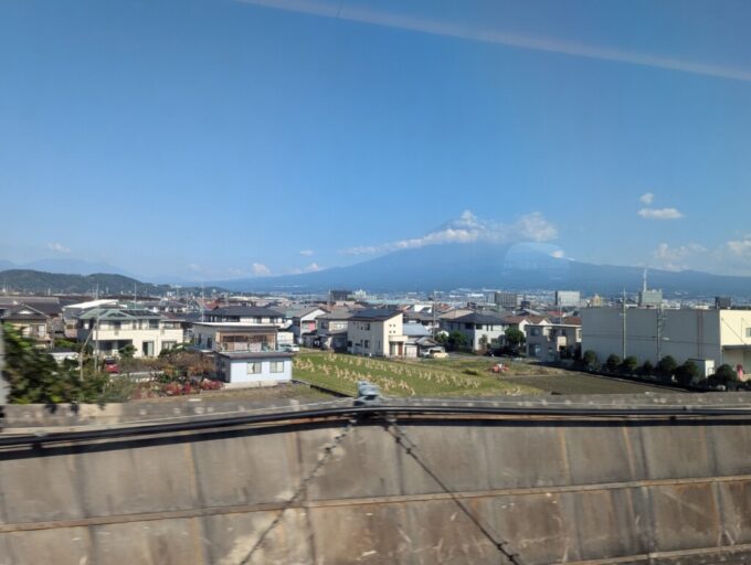 10月中旬秋晴れの東海道新幹線N700Sひかり号岡山行き車窓に広がる優美に裾野を広げる富士山の威容