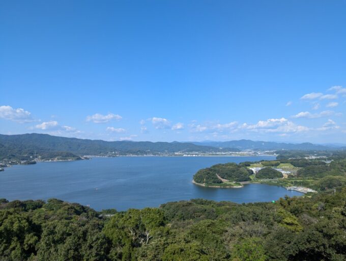 10月中旬秋晴れの浜名湖大草山駅展望台から望む青く輝く湖水と深い緑がうつくしい奥浜名湖方面の眺め