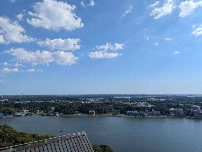 10月中旬秋晴れの浜名湖大草山駅展望台から望む複雑に入り組んだ浜名湖の地形