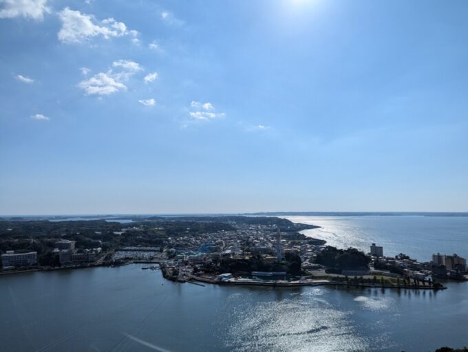 10月中旬秋晴れの浜名湖日本で唯一湖上を渡るロープウェイかんざんじロープウェイ大草山駅の展望台から望む煌めく浜名湖