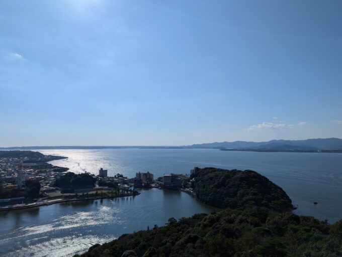 10月中旬秋晴れの浜名湖大草山駅展望台から望むきらきらと輝く美しい浜名湖