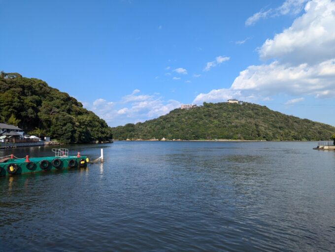 10月中旬秋晴れの浜名湖舘山寺の園地から眺める穏やかな内浦