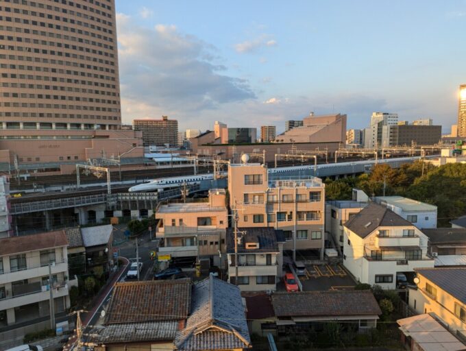 10月中旬秋晴れの浜松ホテルセレクトイン浜松駅前ツインからは見事な新幹線トレインビュー