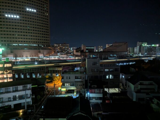 10月中旬初浜松ホテルセレクトイン浜松駅前から眺める夜の東海道新幹線